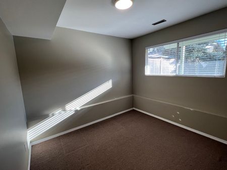 Large Full Home with Two Kitchens - Photo 3