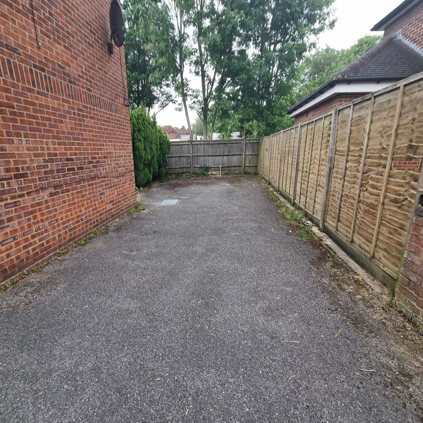 Mill End Road, High Wycombe - Photo 1