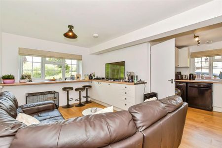 6 bedroom detached house to rent - Photo 3