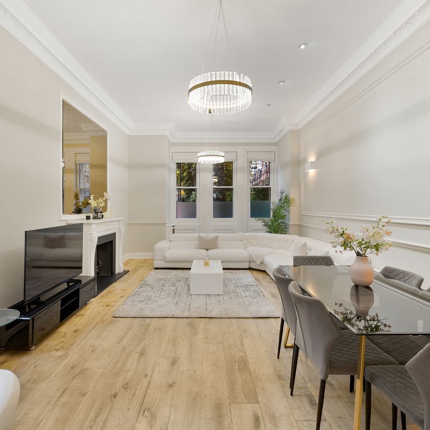 A spacious three-bedroom apartment set in Chelsea - Photo 1