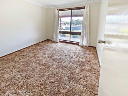 Charming Family Home with Pool - Photo 5