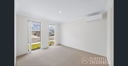 4 BED + STUDY ~ SPACIOUS LIVING! - Photo 2