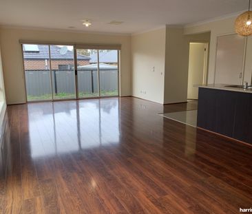 Four Bedroom Family Home In The Heart Of Craigieburn ! - Photo 4