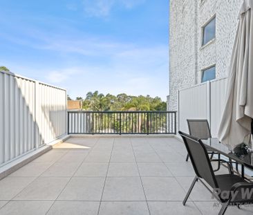 Bright & Stylish Renovated Studio Apartment With A Large Alfresco T... - Photo 2