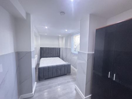 3 bedroom flat to rent - Photo 4