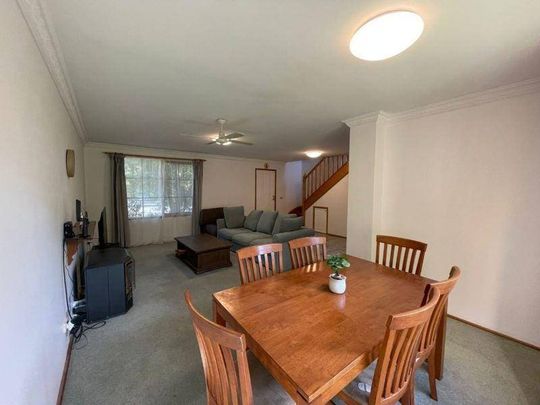 Perfect location in a beautiful area with a spacious backyard. - Photo 1