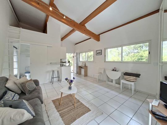 Location - Studio meublé de 27 m² avec terrasse couverte, parking, terrain et piscine communs - Photo 1