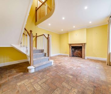 5 bedroom farmhouse in rural setting with off road parking, and law... - Photo 2