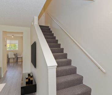 65 Lynnridge Villas SE, Calgary - Photo 2