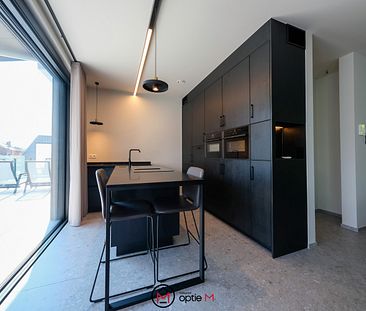 RUIM APPARTEMENT MET LUXUEUZE AFWERKING & 2 STAANPLAATSEN - Photo 1