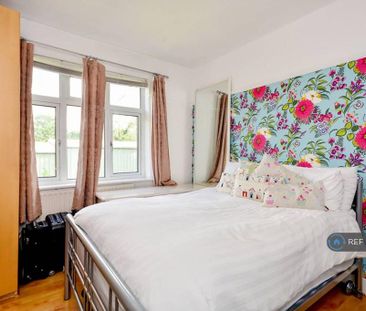 4 bedroom semi-detached house to rent - Photo 3