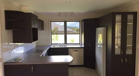 Walk to town - Photo 4