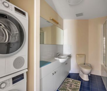 Fully Furnished East End Apartment! - Photo 3