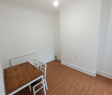Flat in Wood Green - Photo 1