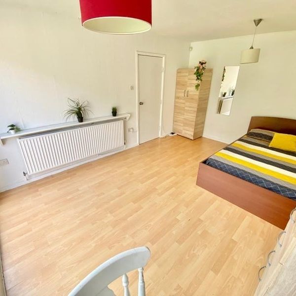 Room in a Shared House, Davey Close, N7 - Photo 1