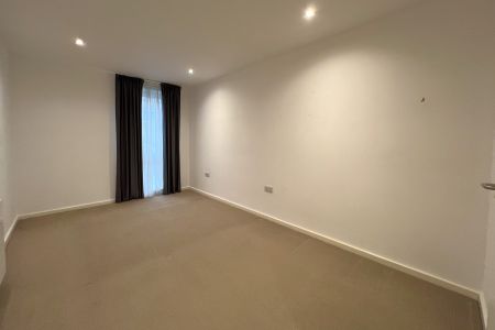 Newchapel House, Addlestone, Surrey, KT15 - Photo 5