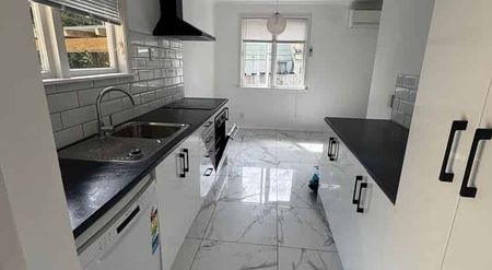 Tidy house ready for move - Photo 4