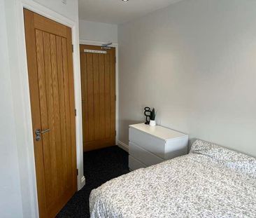 Luxurious Bedroom Bathroom Apartment, LN1 - Photo 1