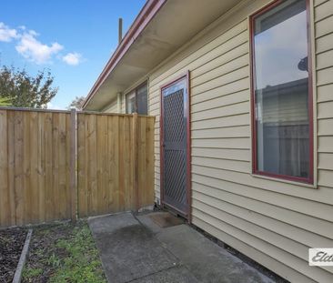 Neat home with shed and side access - Photo 3