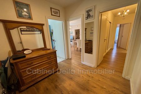 Location Appartement 3 pièces 70m² SANARY SUR MER 83110 - Photo 4