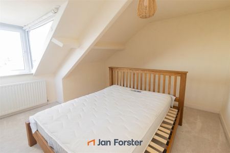 3 Bedroom Maisonette - Photo 3