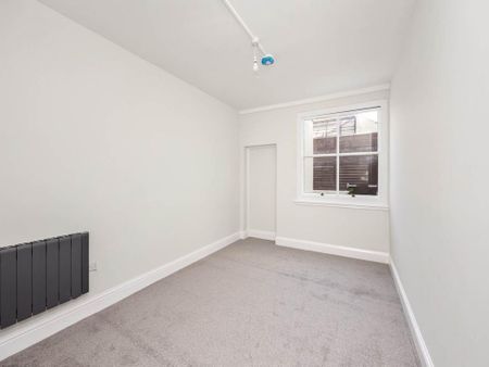 3 bedroom flat to rent - Photo 4