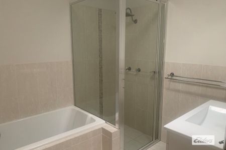 MODERN THREE BEDROOM HOUSE WITH YARD - Photo 4