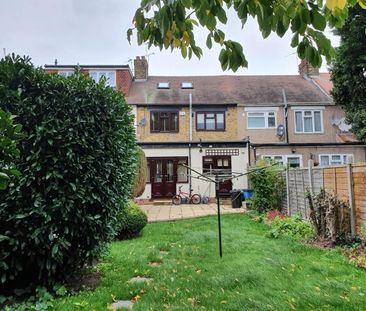 4 Bed Terraced House, Spearpoint Gardens, IG2 - Photo 5