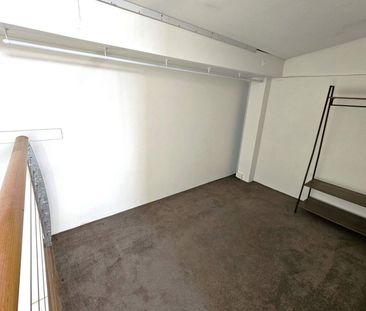 LARGE APARTMENT WITH COURTYARD IN WAREHOUSE CONVERSION - Photo 2