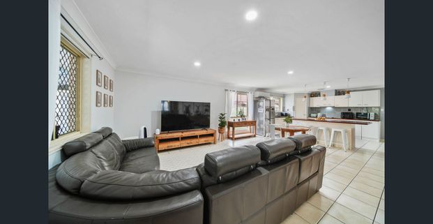Bright & Comfortable 4-Bedroom Family Home on Bloodwood - Photo 1