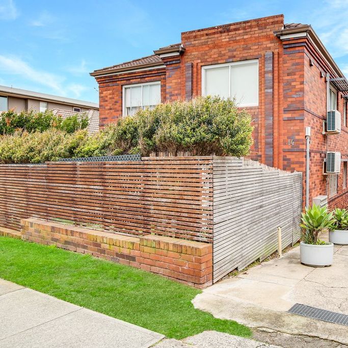 Well-appointed apartment with fantastic spacious courtyard - Photo 1