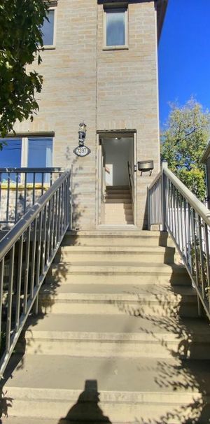 ANJOU - 5 1/2- 2e étage-A/C-Grand balcon arrière-3 grandes chambres- planchers vernis DISPONIBLE - Photo 1