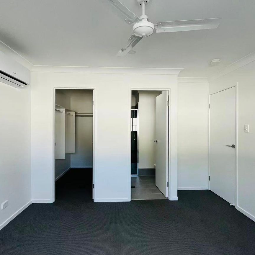 Modern Designed 4-Bedroom Townhouse in Calamvale - Photo 1