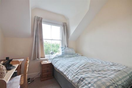 4 bedroom semi-detached house to rent - Photo 4