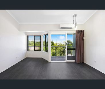 2/33 Murray Street, North Ward, Qld 4810 - Photo 2