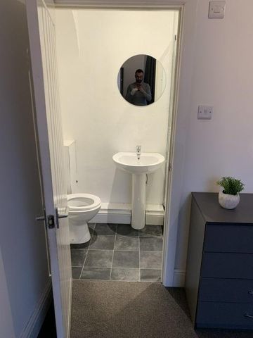 1 bedroom in a house share to rent - Photo 4