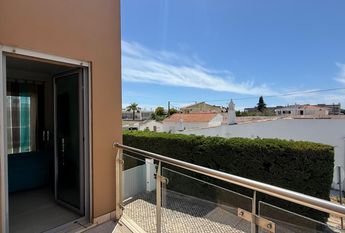 Apartamento T2 bem localizado em condomínio com piscina e garagem privada.