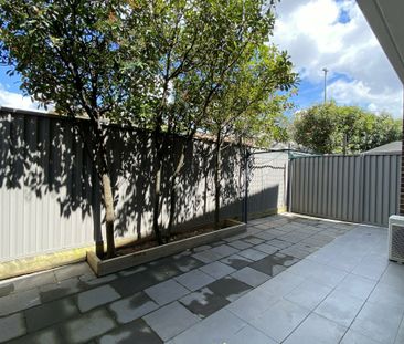 Modern 3 Bedroom Townhouse! - Photo 3