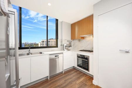 Well maintained spacious apartment - Photo 5