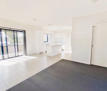Fantastic Townhouse, Great Location - Photo 3