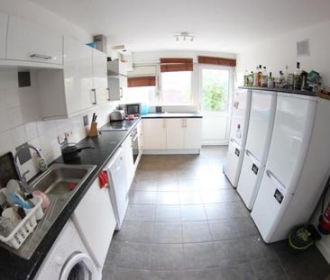 1 bedroom in a flat share to rent - Photo 4