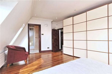 Generous and well-proportioned penthouse apartment set on the top floor of an imposing period development - Photo 2