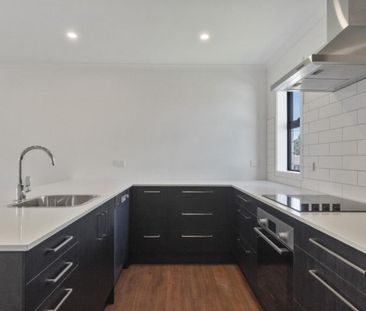 Stylish Townhouse - Photo 5