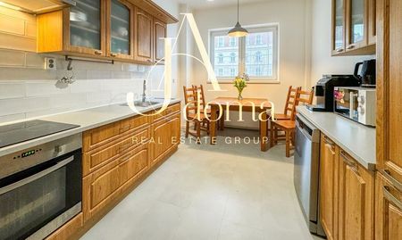 Exkluzívne na prenájom: priestranný 4-izbový byt s balkónom, lodžiou a možnosťou garáže – Staré Mesto, Sokolská - Fotografia 3