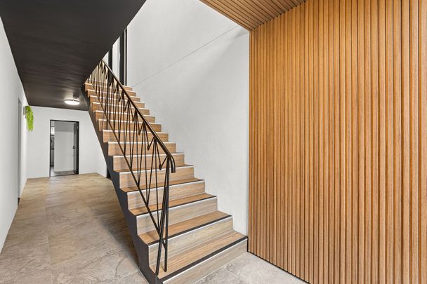 LIVE LIKE ROYALTY! - Photo 1