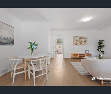 Beautifully Renovated Family Home in Prime Forest Hill Location - Photo 2