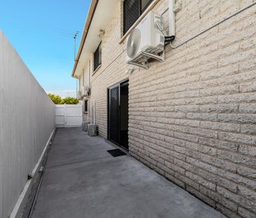 MODERN FULLY RENOVATED STUDIO- INCL WATER - Photo 5