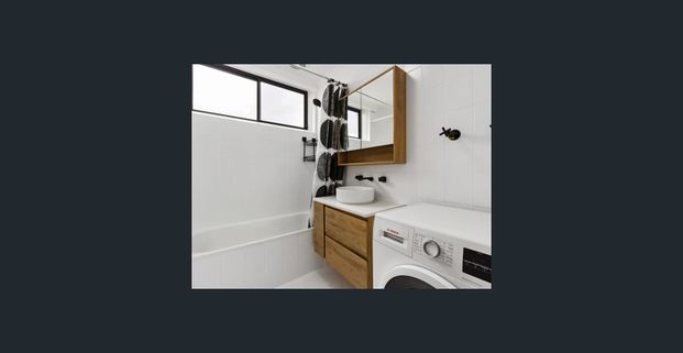 Impeccably renovated unit! - Photo 1