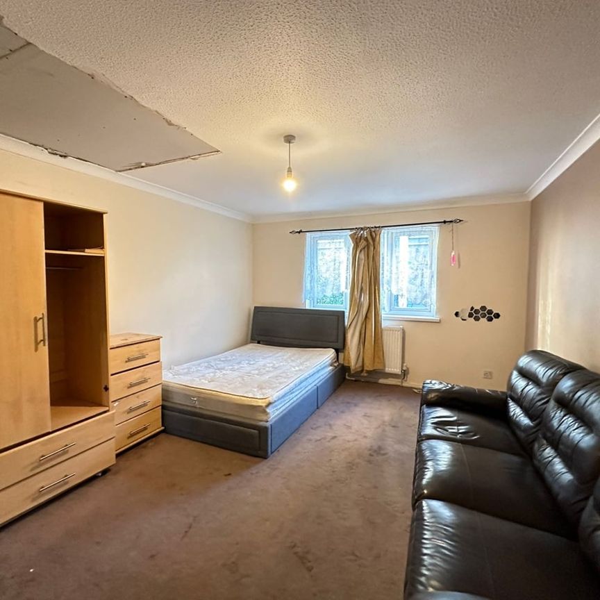 Room in a Shared House, Scarborough Street, E1 - Photo 1