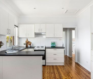 Beautifully Refreshed 3 Bedroom Home - Photo 4